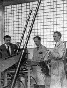 Engineer Stig Carlsson and shop manager Tore Kanebo testing loader capacity at the test bench
